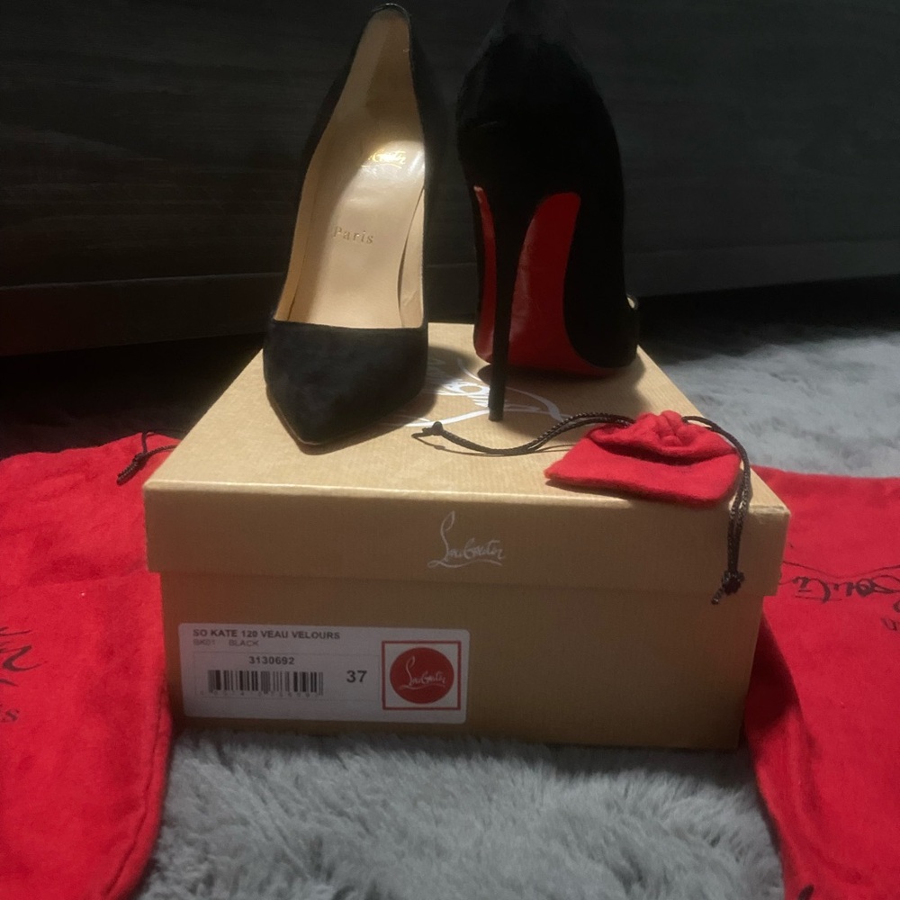 CHRISTIAN LOUBOUTIN
So Kate 120 suede pumps
